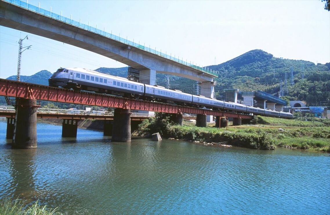 建設中の九州新幹線（奥）と在来線特急「つばめ」