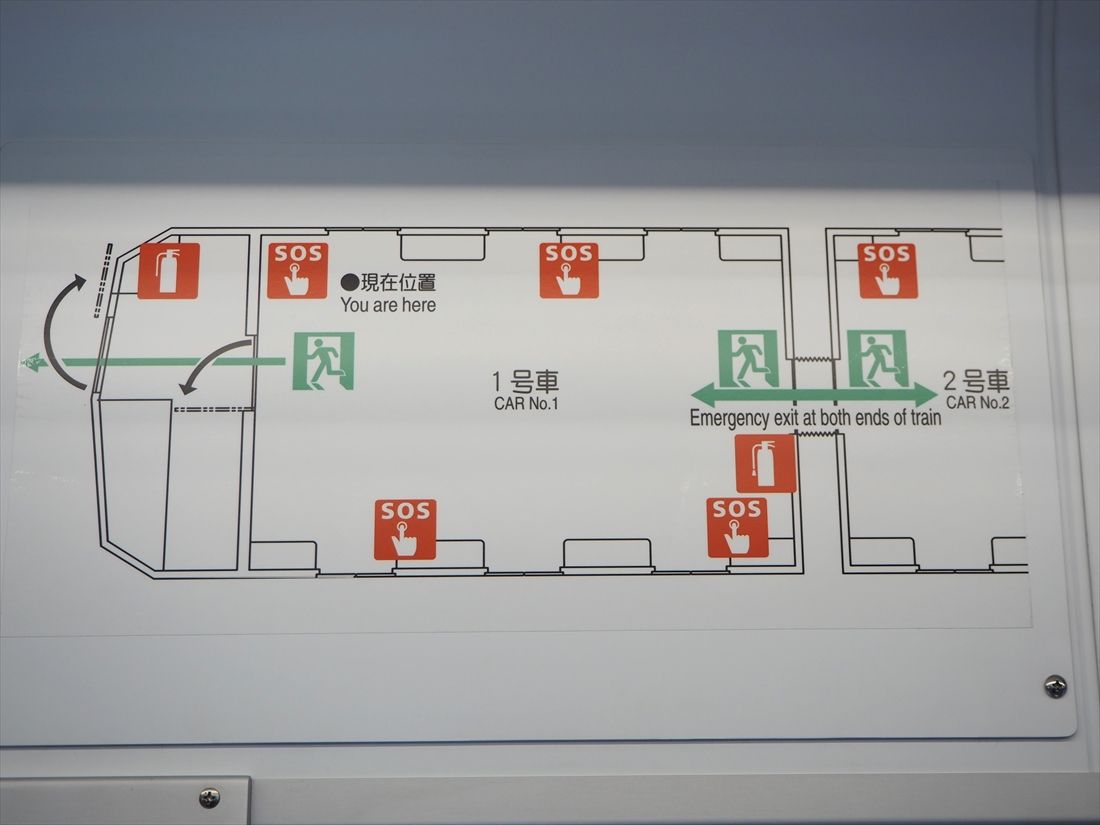 非常通報器や脱出経路などの案内図（記者撮影）