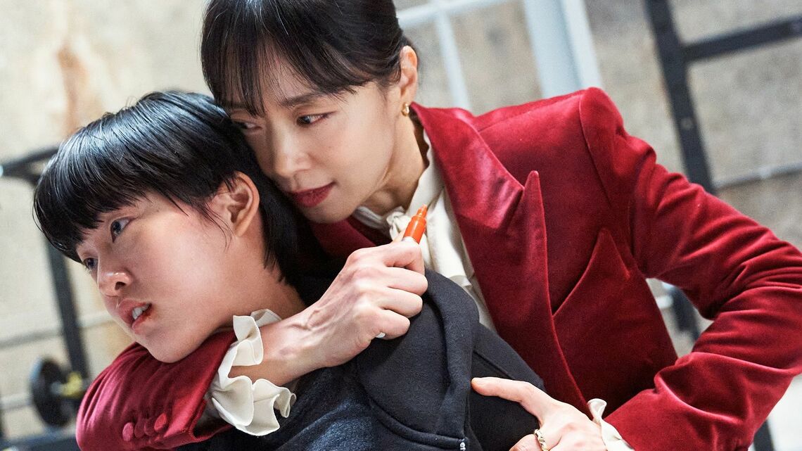 最新作のNetflix 韓国映画「キル・ボクスン」がNetflixランキング初登場世界1位の好成績。伝説の殺し屋でシングルマザー役のキル・ボクスンを韓国トップ女優のチョン・ドヨン（右）が演じている（写真：Netflix）