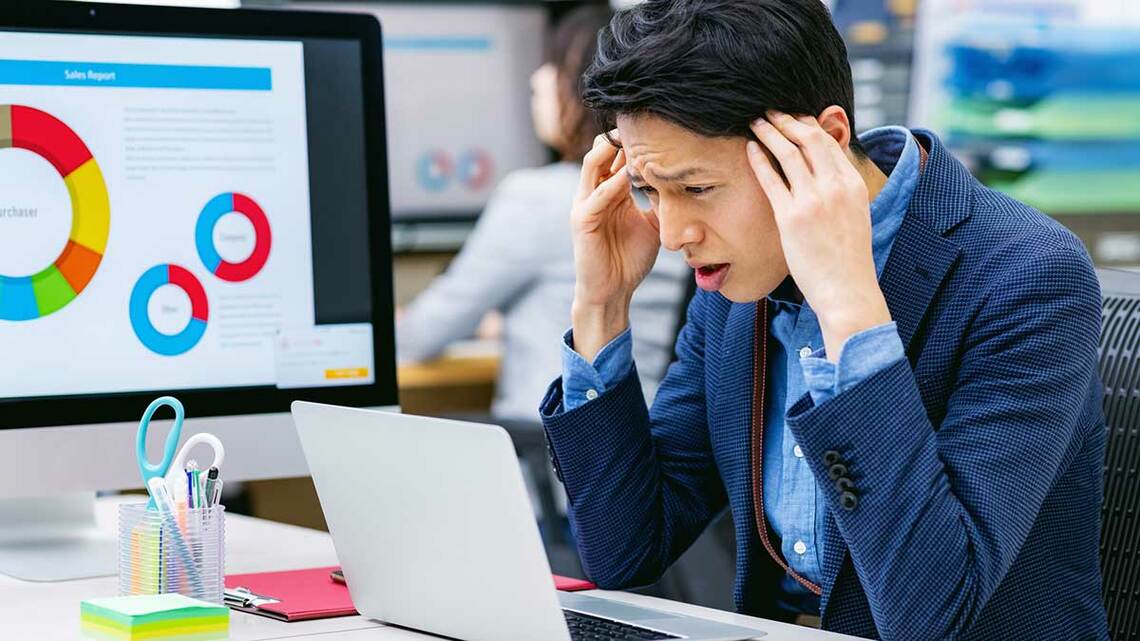 頭を抱える男性