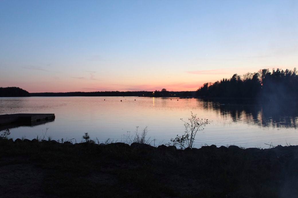 フィンランドで借りたサマーコテージで撮影。夏なので日が長く、これで23時ごろ（写真：chikaさん提供）