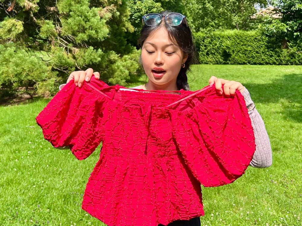 「パフスリーブのトップスはフランスにはあまりないです」とアンナさん（筆者撮影）