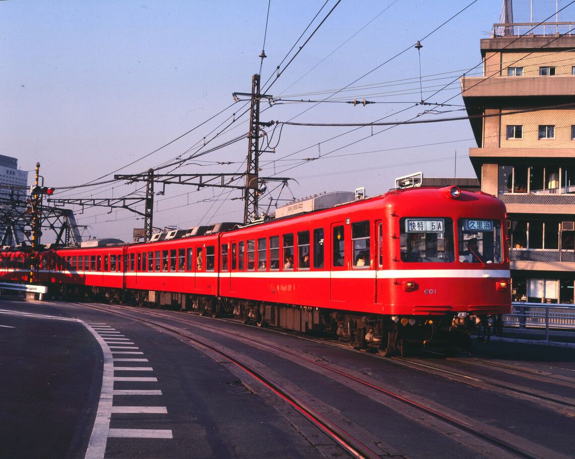 快特などに使われた京急電鉄の旧600形京急にも前面2枚窓の車両が複数あった（筆者撮影）