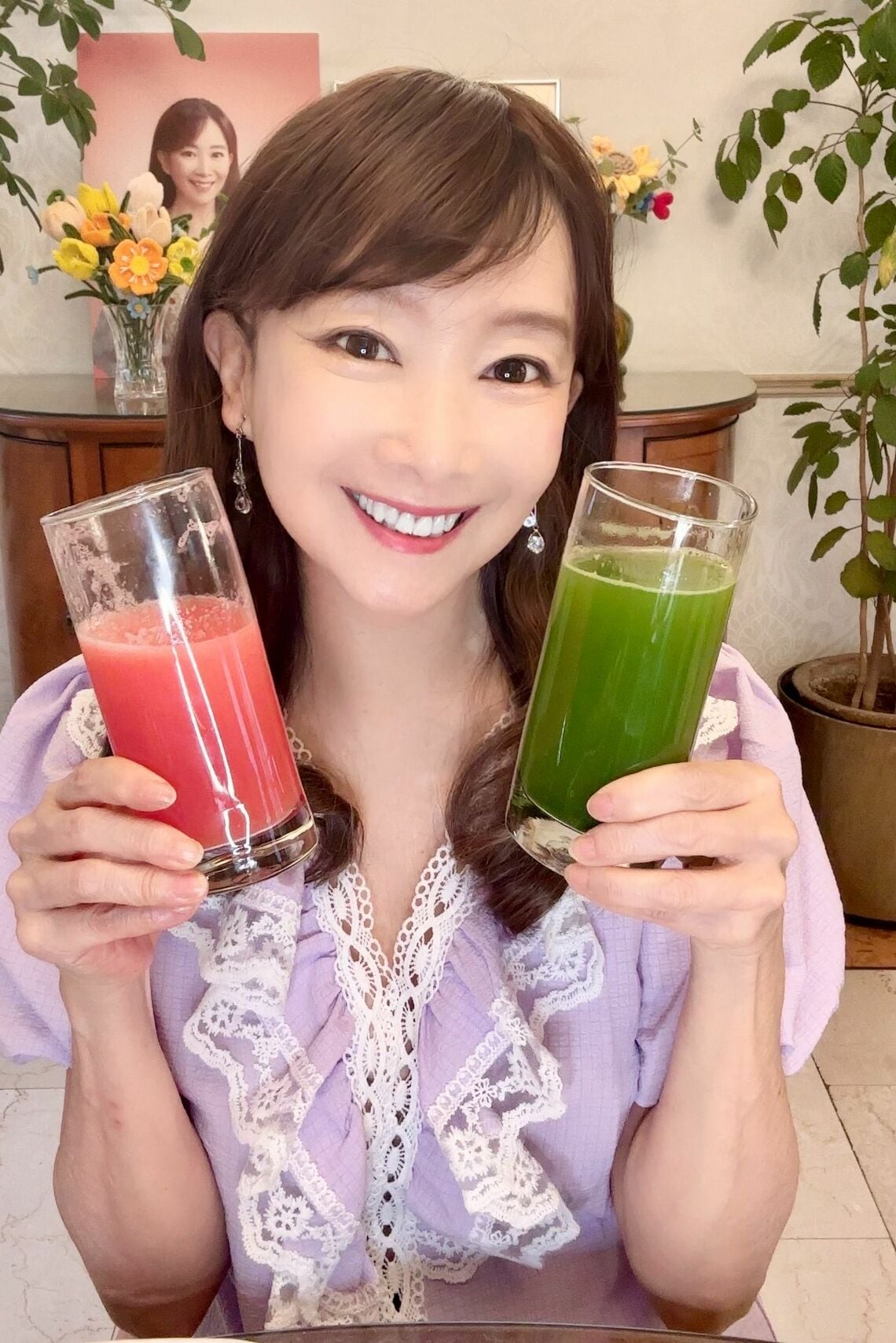 朝ごはんがわりに飲んでいるスイカのジュースと、青リンゴ・ホウレンソウ・キュウリ・ショウガのジュース（写真：T＆A提供）