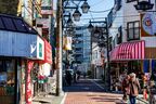 にぎやかな商店街は駅から離れた住宅地の中にも