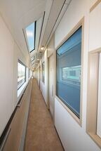 通路側にも天窓があり光が差し込む