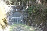 船明―相津間：船明トンネルの船明寄り坑口。撮影当時（2016年2月）は気象庁の気象研究所がレーザー式変位計を設置して地殻変動の観測を行っていた（筆者撮影）