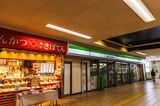 現在も鶴瀬駅の改札を出ると、自由通路にコンビニや惣菜店などが並ぶ（撮影：鼠入昌史）