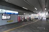 東口の駅前広場にはバス・タクシー乗り場（記者撮影）