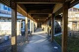 どこか懐かしい中庭を通り抜ける渡り廊下。歩いていると無印良品のスタッフさんが親切に声をかけてくれて、何だか嬉しくなった（写真撮影／土屋比呂夫）