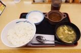 牛めし「松屋」でも以前はカレーモーニングがあった。玉子かけごはん定食の小鉢にミニカレーが選べた 　※写真は2022年のもの（写真：筆者撮影）