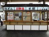 北陸本線ホームにあった井筒屋のそば・駅弁販売店（撮影：南正時）