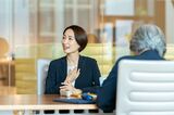 会議や打ち合わせの場でも、「ありがとうございます」と言ってから話すことで相手を受容していると伝えられるという意見も（写真：Luce／PIXTA）