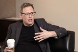 ノア・スミス（Noah Smith）／エコノミスト。コンテンツ配信プラットフォームSubstackで人気ニュースレター「Noahpinion（ノアピニオン）」を運営。2003年、スタンフォード大学（物理学）卒業。2012年、ミシガン大学でPh.D（経済学）取得。同年、ニューヨーク州立大学ストーニーブルック校助教（行動ファイナンス）。2016年、大学を辞めてブルームバーグに入社。2021年、ブルームバーグ退社後、Noahpinionで執筆活動に。学部、大学院時代には日本に計4年間暮らし、その後も頻繁に来日。現在、ウサギとともにサンフランシスコで暮らす。日本への移住を検討中（撮影：尾形文繁）