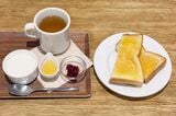 カフェカルディーノの厚切りトーストセット650円。ドリンクはyogiティーをセレクト（筆者撮影）