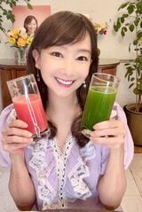 朝ごはんがわりに飲んでいるスイカのジュースと、青リンゴ・ホウレンソウ・キュウリ・ショウガのジュース（写真：T＆A提供）