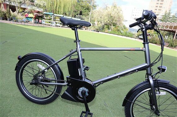 スチールパイプならではの細身設計を活かした水平貴重のダイヤモンドフレーム