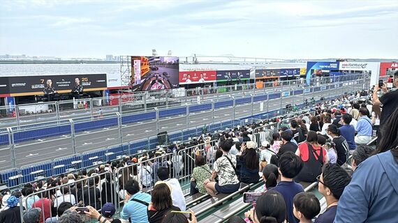 ホームストレートに設置されたグランドスタンドからの眺め(筆者撮影)