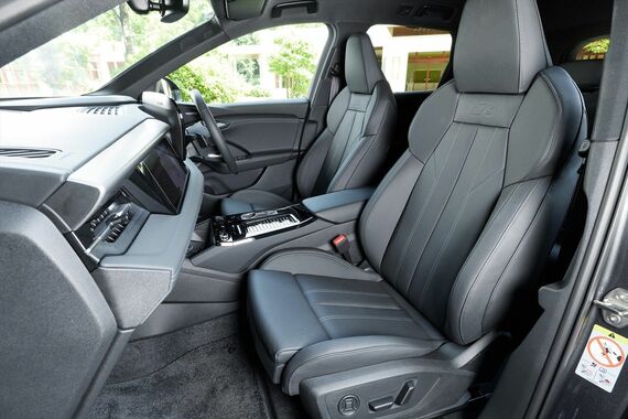 S lineパッケージには専用シートが装着される（写真：アウディジャパン）