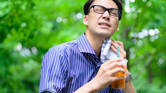 暑そうな男性
