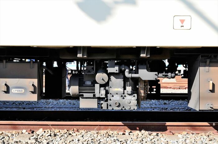 床下の空気圧縮機（コンプレッサー）