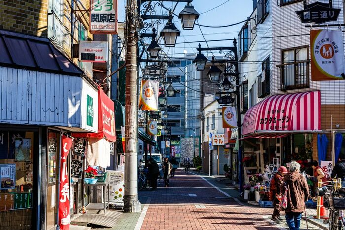 にぎやかな商店街は駅から離れた住宅地の中にも