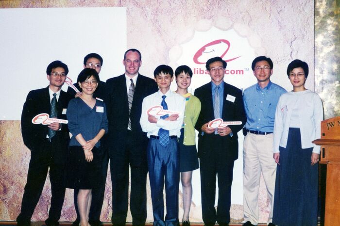 アリババを正式に設立した1999年､写真中央がマー氏