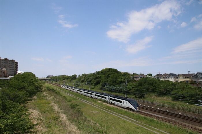 成田新幹線の用地（左）は今も残っている