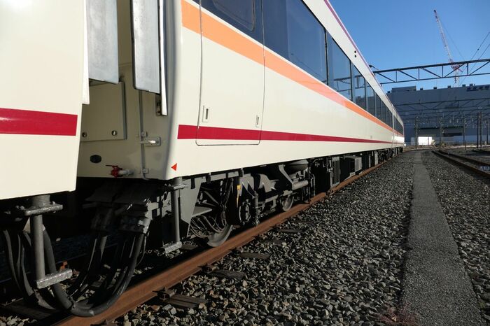 車体下部に「パープルルビーレッド」のライン