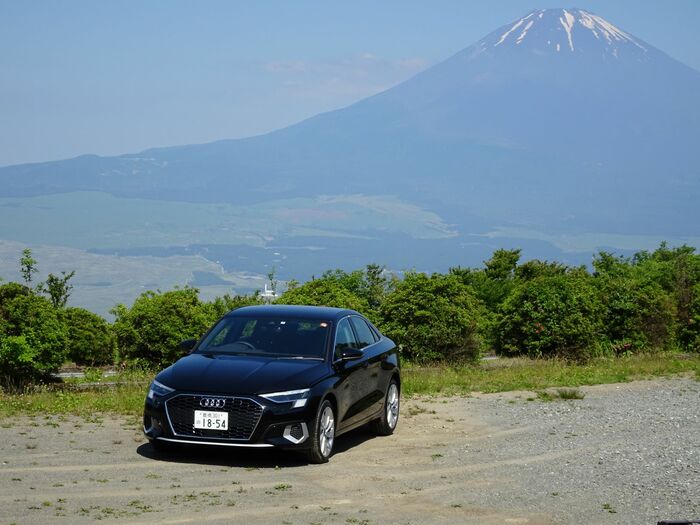 A3セダンを初夏の富士山をバックに