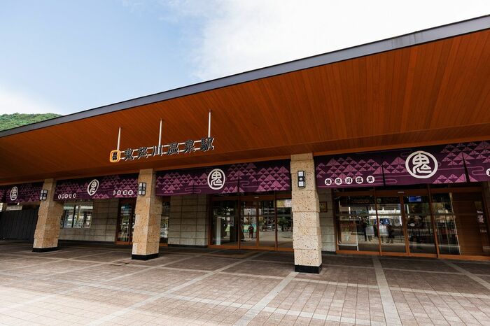 温泉地の玄関口らしい温かみのある鬼怒川温泉駅