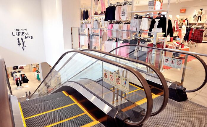 H&Mの店内にはエスカレーターを設置し、回遊性を高めた