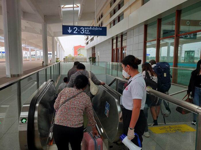 エスカレーターに乗り慣れていない人が多く、駅員が見守る