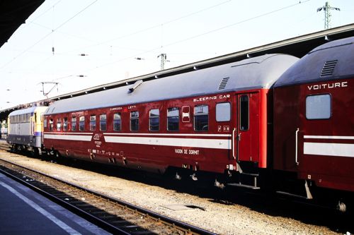 ハンガリーの機関車が引くルーマニアの寝台車（2003年 筆者撮影）