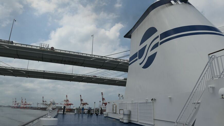 名港大橋をくぐる太平洋フェリー