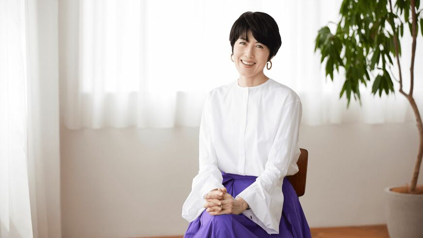 白い服 女性 紫のスカート