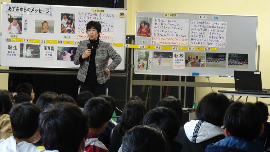 福岡市の小学校で授業をする是松いづみさん。授業の90分間、みんな顔をあげて熱心に聞き、積極的に手をあげて発言していた（筆者撮影）