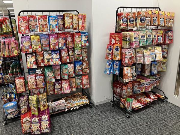 いなば食品東京本社の受付には商品がズラリと並ぶ。フレーバーの種類だけでも100を超える。この種類の多さは、猫の好みのほか、飼い主の心理、猫、飼い主双方に使いやすい容器や形状など、細やかに検討を重ね続けた結果とも言える（筆者撮影）