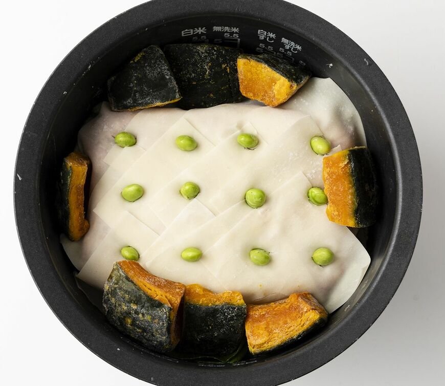 皮を並べ野菜を入れる