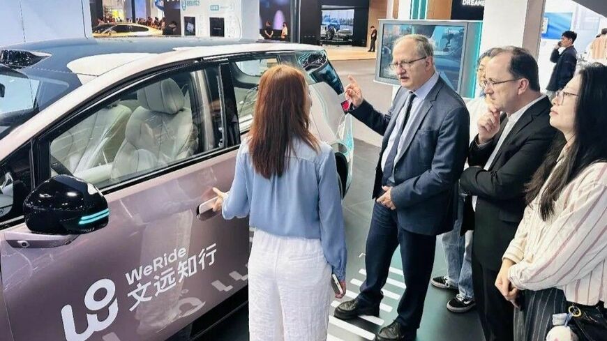 文遠知行が今回の北京モーターショーに出展したロボタクシー。海外からの参観者も中国の運行状況に強い関心を寄せる（同社ウェブサイトより）