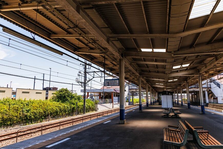 現在の高坂駅は橋上駅舎。ホームは島式1面2線になっている（撮影：鼠入昌史）