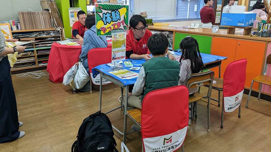 東京都内の多様な学び場が集結するフェアの様子