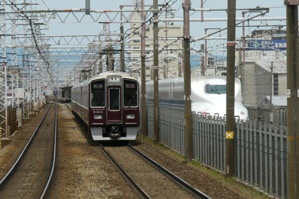 阪急京都線は東海道新幹線と並走する (写真:さんり/PIXTA)