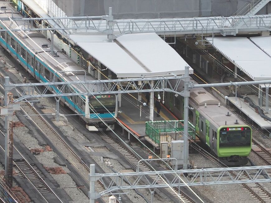 田町駅に発着する山手線と京浜東北線の電車（記者撮影）