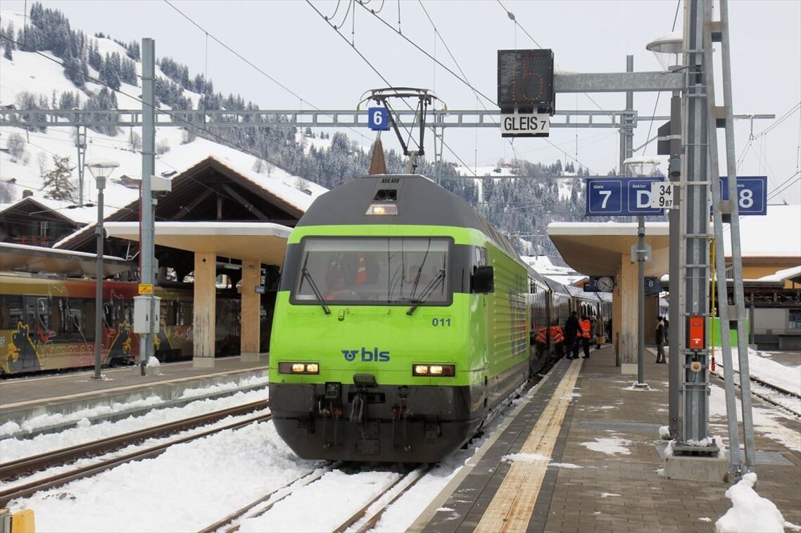 ツヴァイジンメンに到着したインターラーケン発の列車。