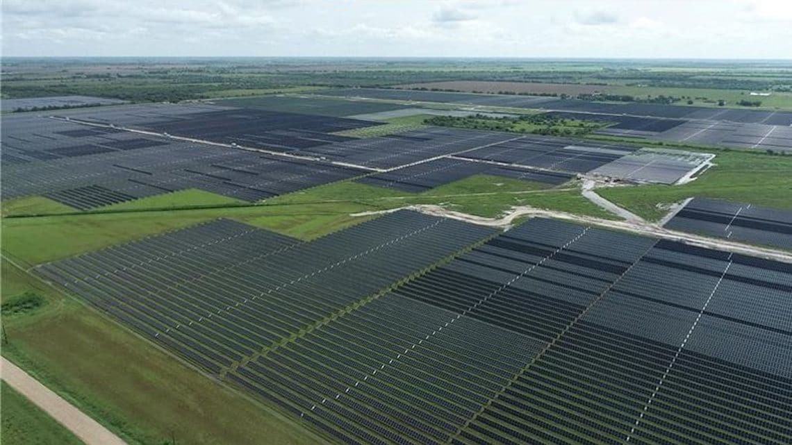 広大な土地に設置された太陽光パネル