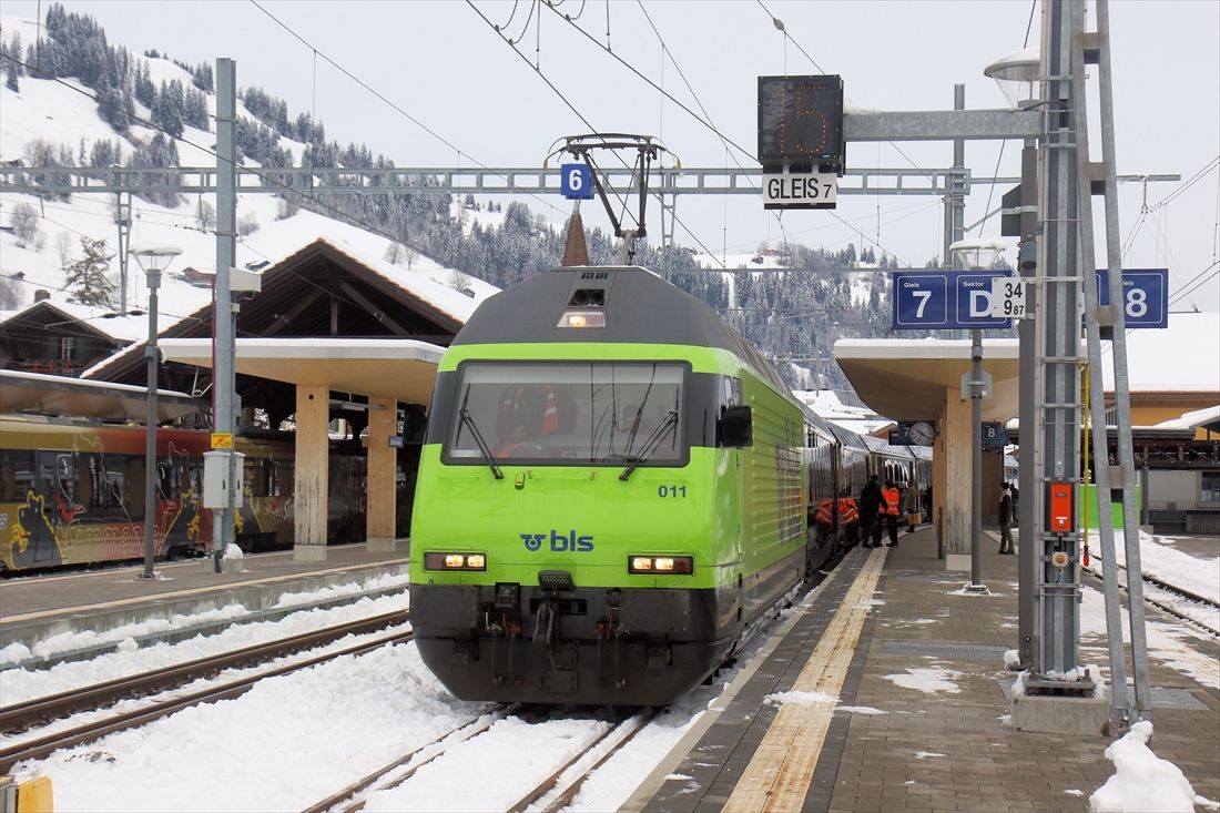 ツヴァイジンメンに到着したインターラーケン発の列車。これから狭軌に変換する（撮影：橋爪智之）