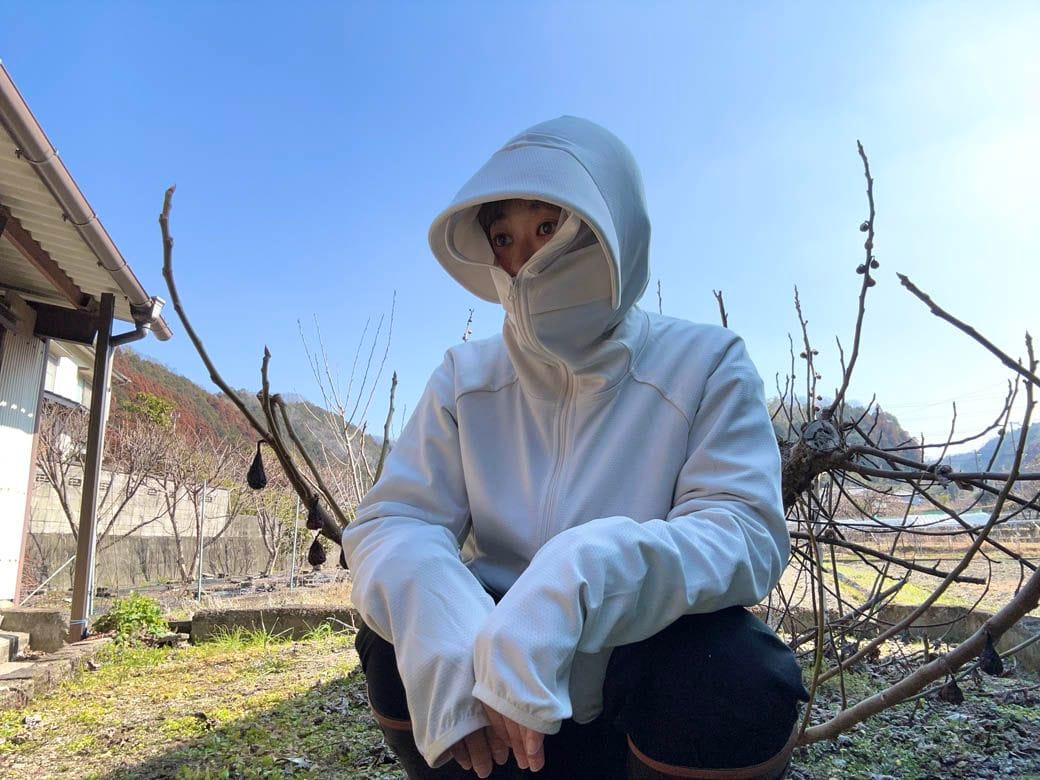 作業のしやすさを重視してファスナーは鼻の骨がいちばん高いところあたりで止めた