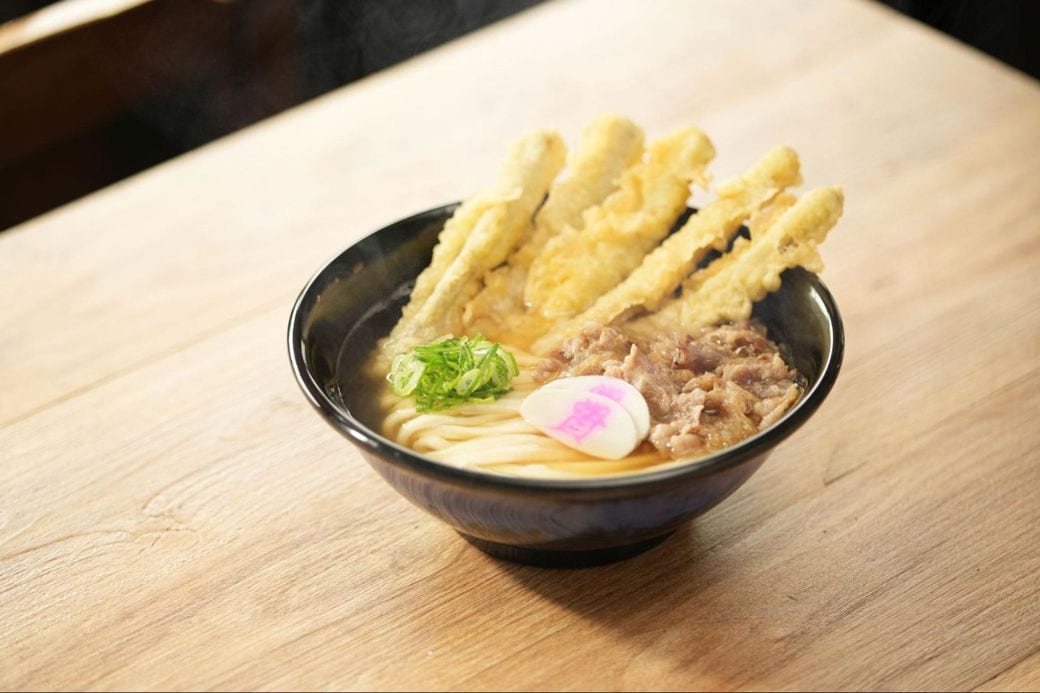 資さんうどんで一番人気の肉ごぼ天うどん。2位が肉うどん、3位がごぼ天うどん、4位がかしわである（写真提供：資さんうどん）
