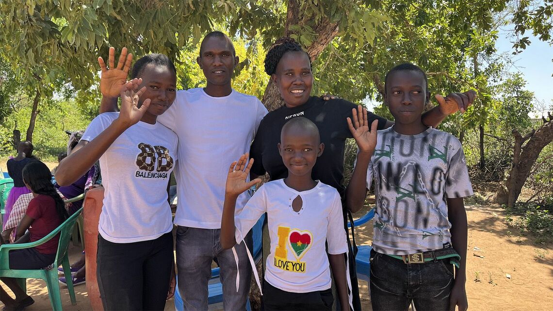 ジョセフ（左から二番目）と家族